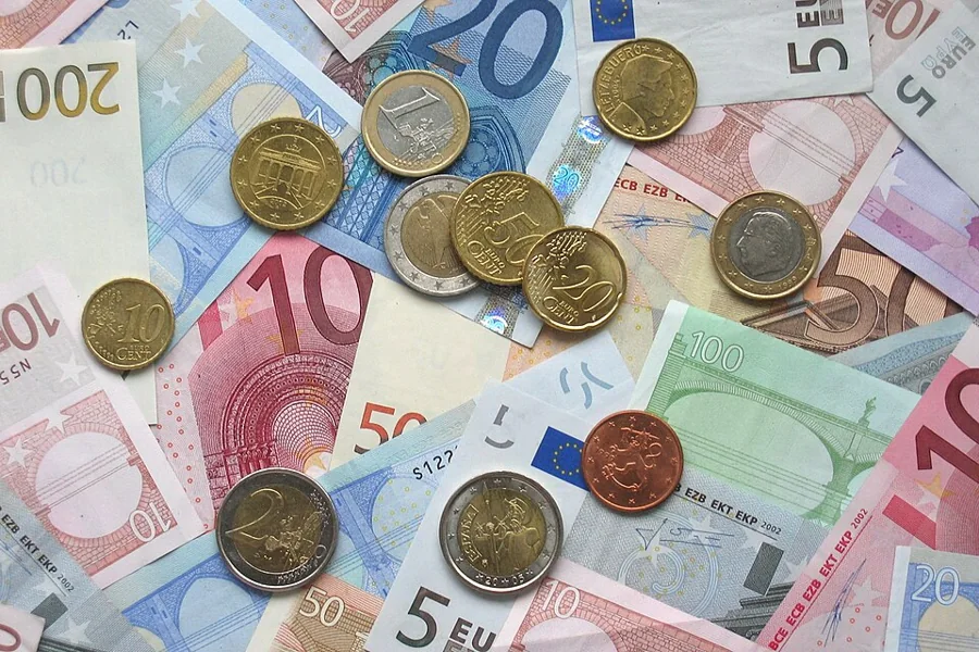 Banknoty i monety euro do planowania budżetu podróży