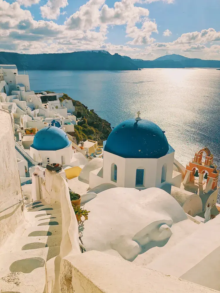Białe domy i błękitne morze na Santorini
